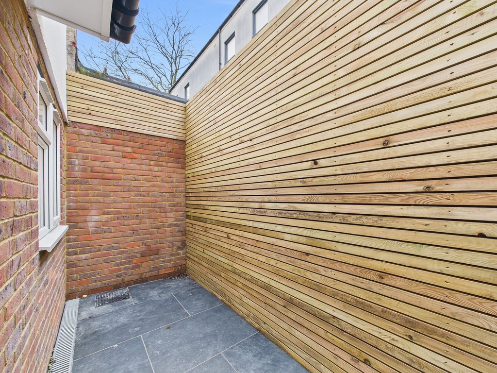 Property photo 2 of 8 Cam03519G0-Pr0415-Still006