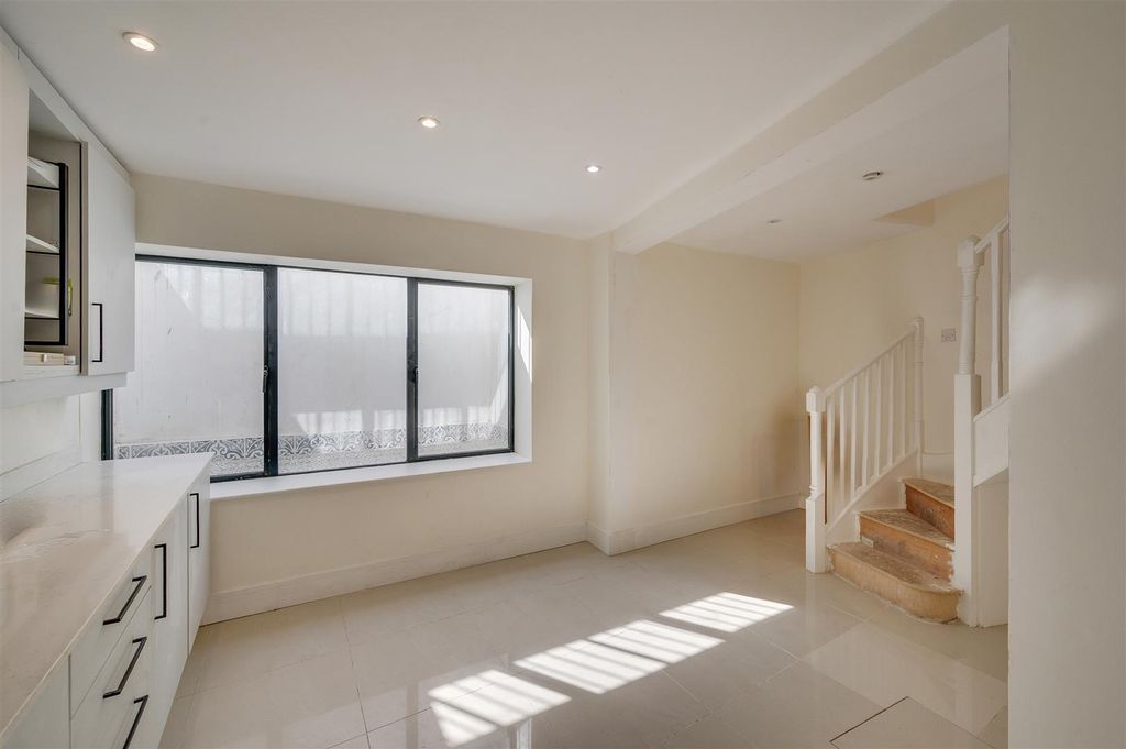 Property photo 2 of 20 Daniels_1A Prout Grove, Neasden, London, Nw10 1Pu_