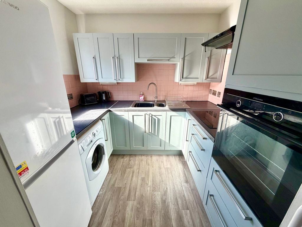 Property photo 3 of 6 Kitchen