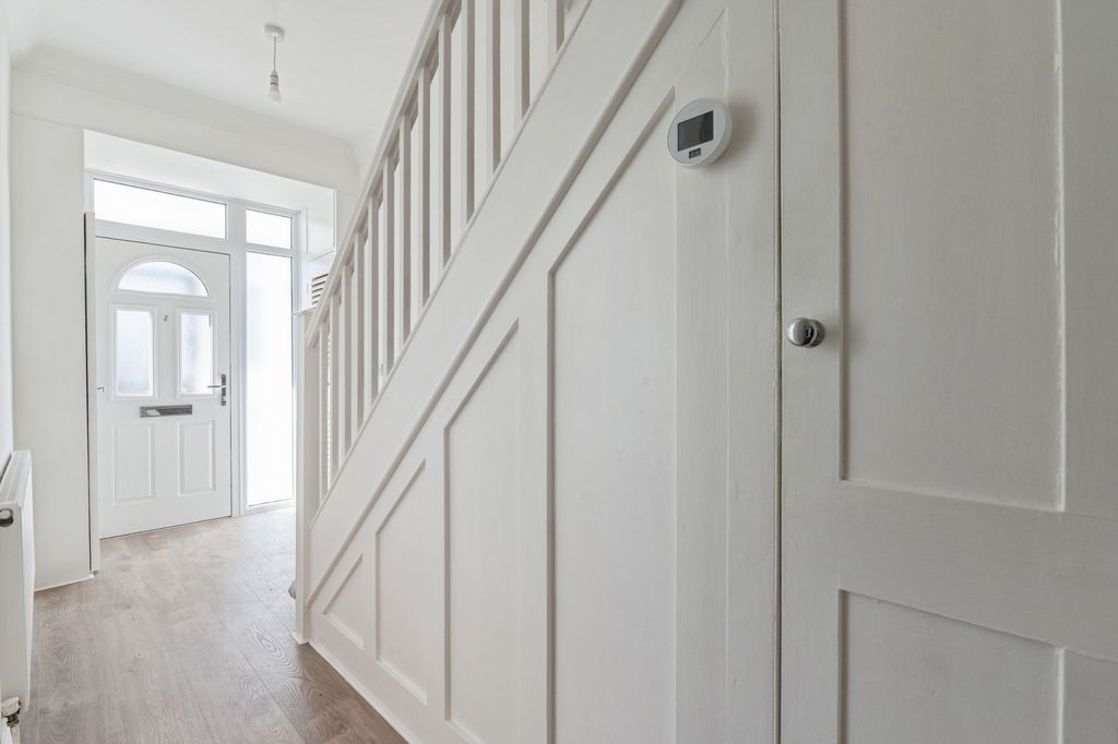 Property photo 2 of 16 Entrance Hall