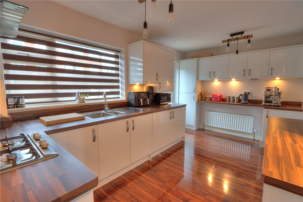 Property photo 2 of 12 Picture No. 16