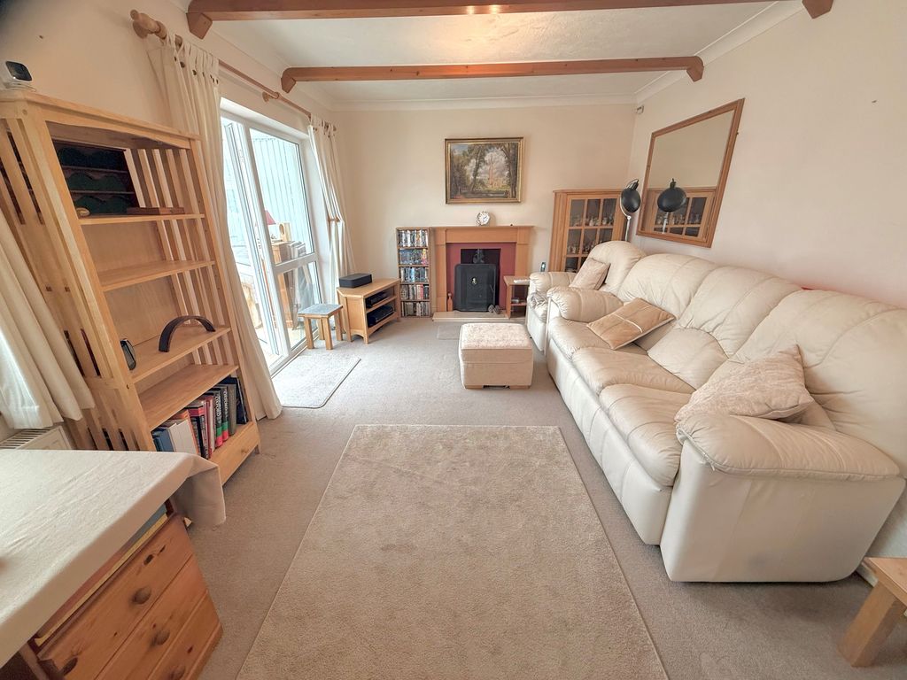 Property photo 2 of 20 30 Clarence Drive Rear Lounge 1