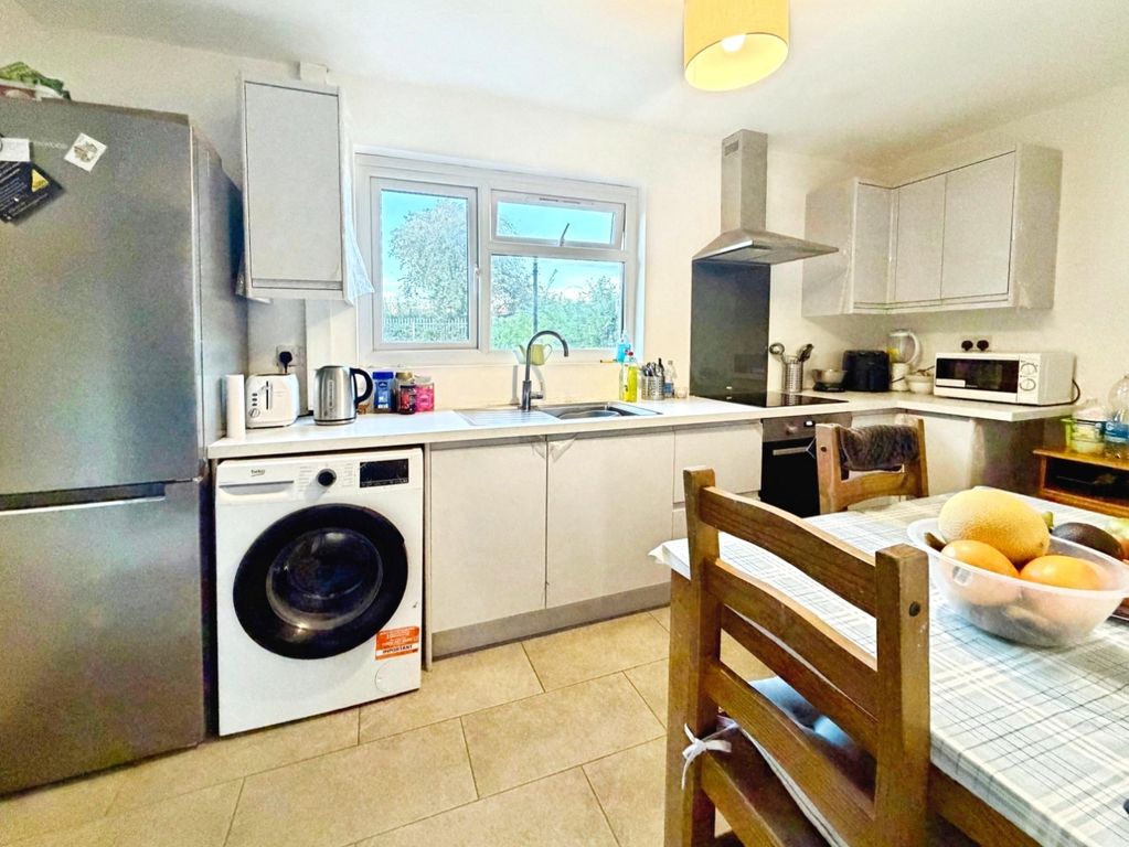Property photo 3 of 19 Kitchen
