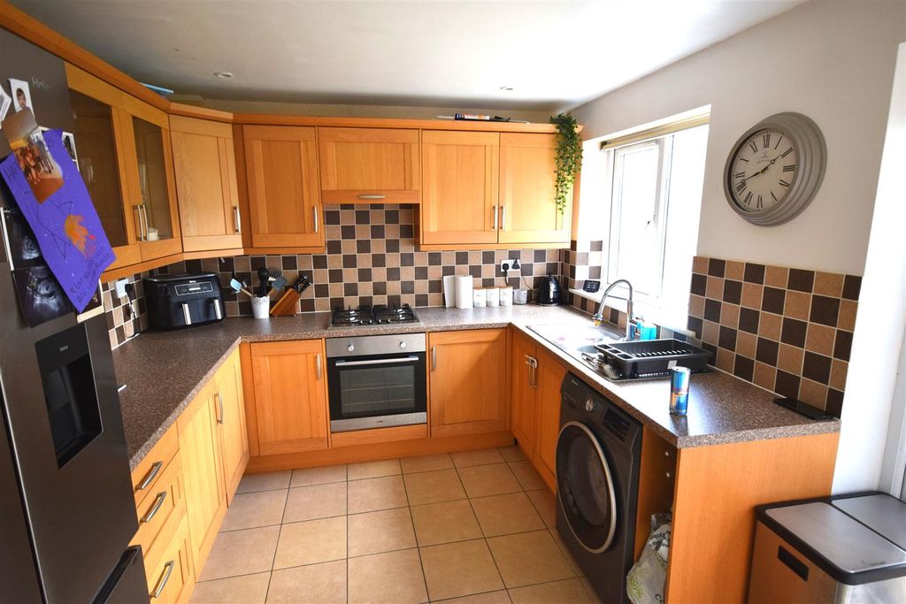 Property photo 3 of 11 Kitchen