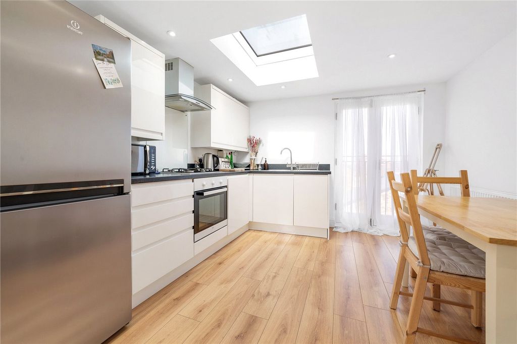 Property photo 3 of 11 Kitchen