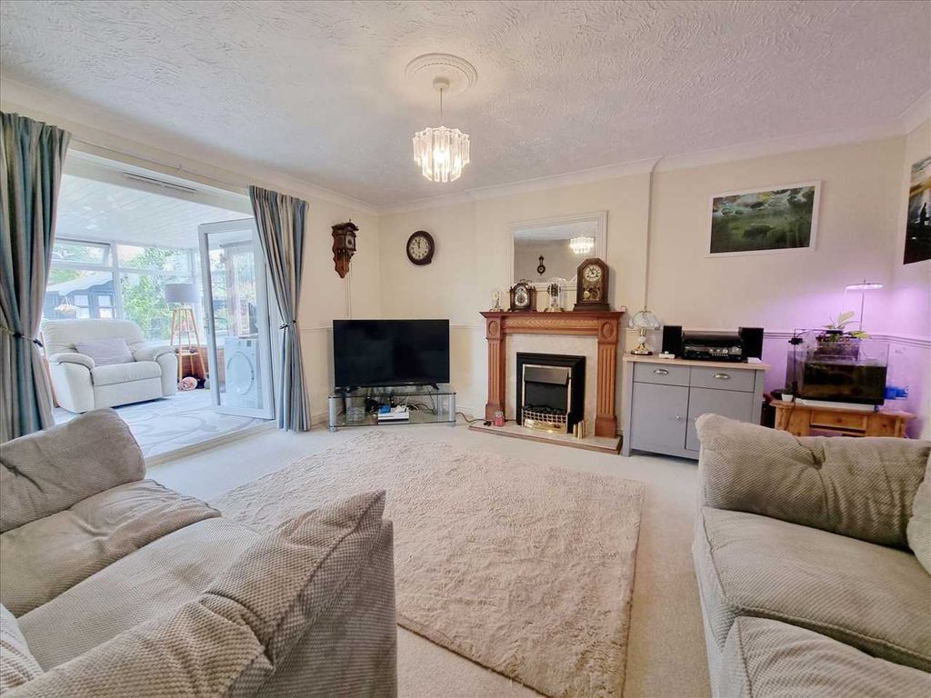 Property photo 3 of 10 Lounge: