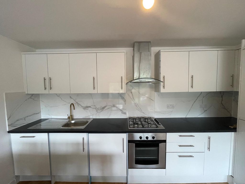 Property photo 3 of 11 Kitchen
