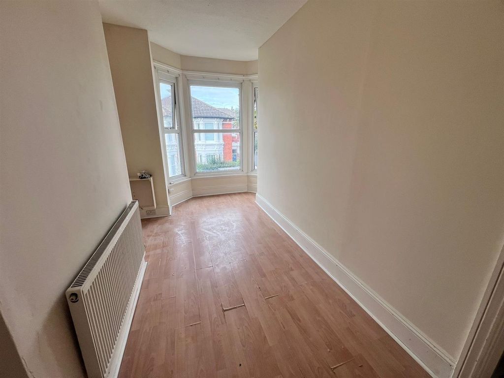 Property photo 3 of 8 Bed3.Jpg