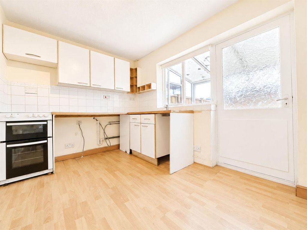 Property photo 3 of 9 Kitchen