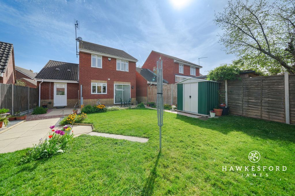 Property photo 2 of 22 Helen Thompson Close, Iwade - Garden