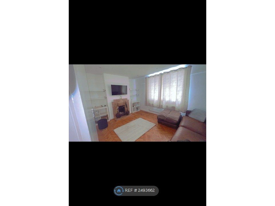 Property photo 2 of 15 Modern 2 Bed Flat Near Acton Main Line