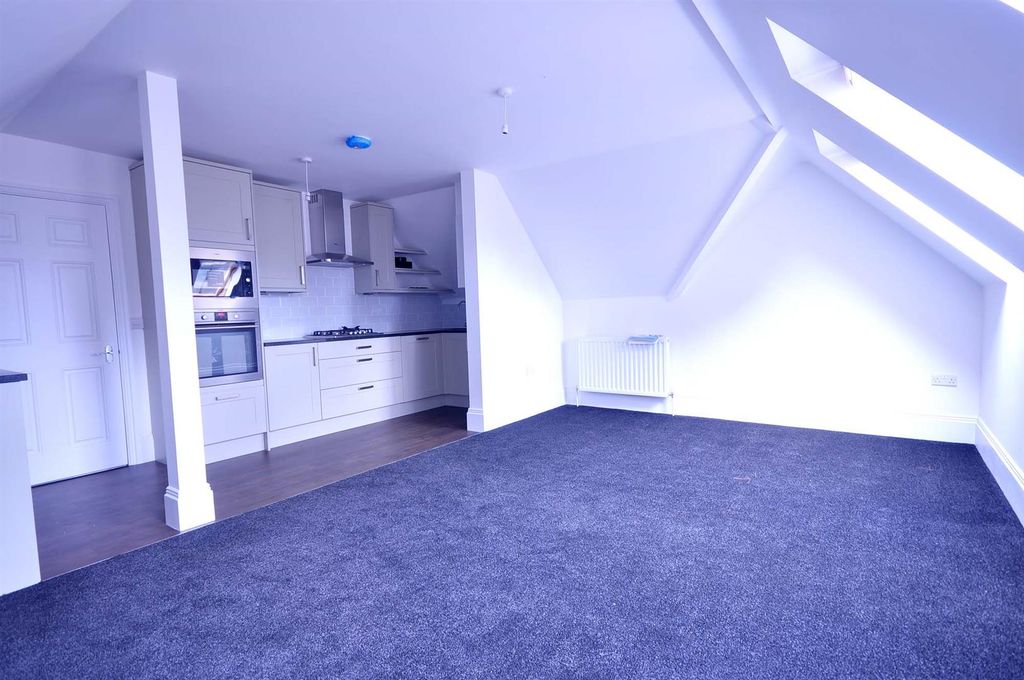 Property photo 2 of 12 Lounge.Jpg