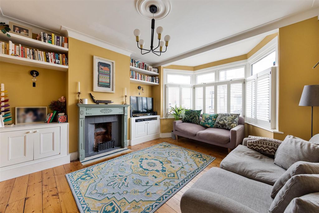 Property photo 2 of 38 Forest View, E17