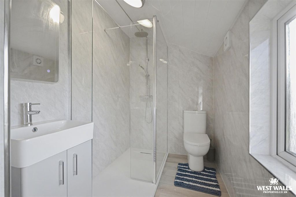 Property photo 2 of 27 Shower Room
