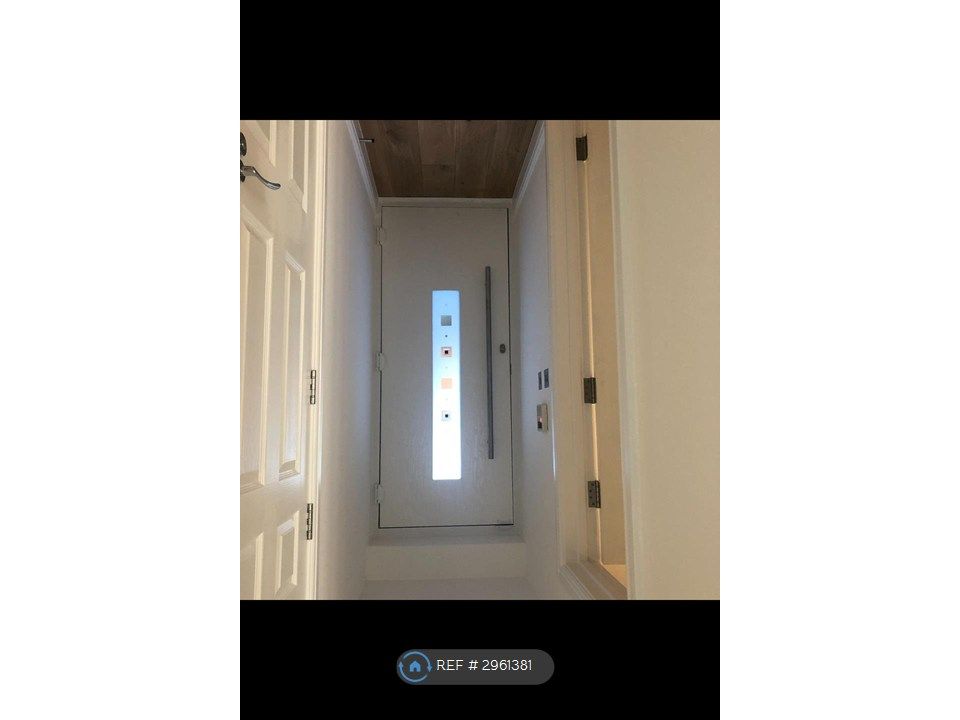 Property photo 3 of 21 Hallway