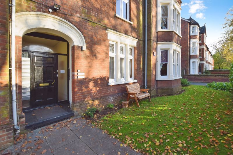 Property photo 2 of 16 Communal Entrance
