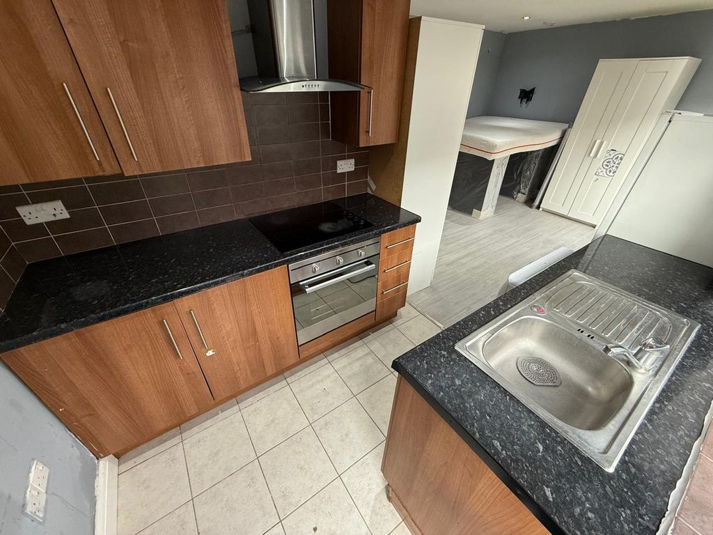 Property photo 3 of 6 Studio Flat