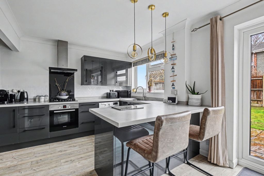 Property photo 3 of 33