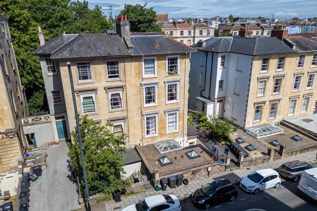 Property photo 1 of 30 Basement Flat @ 54 St Pauls Road, Clifton, Bristol