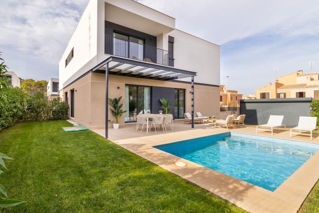 Property photo 1 of 20 Pool And Exterior (1)