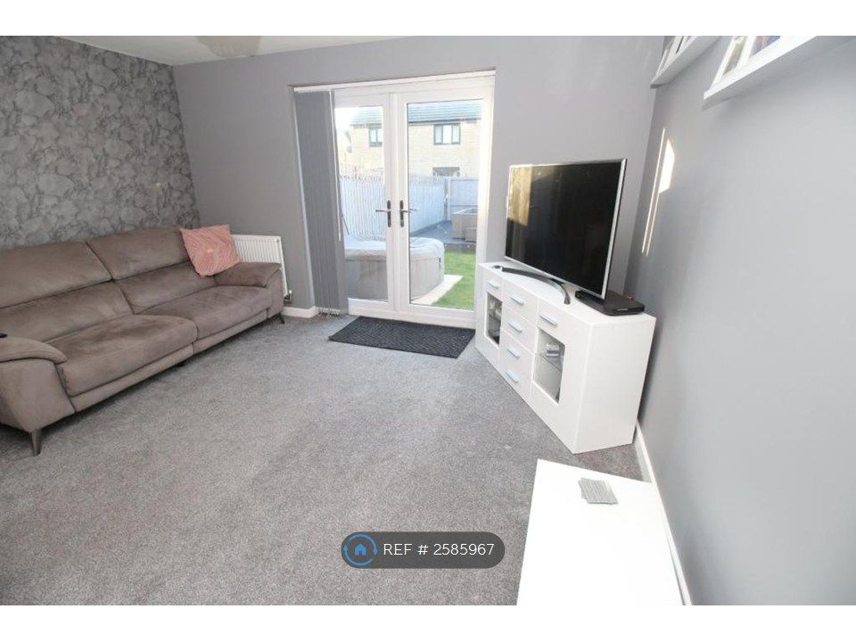 Property photo 3 of 12 Lounge