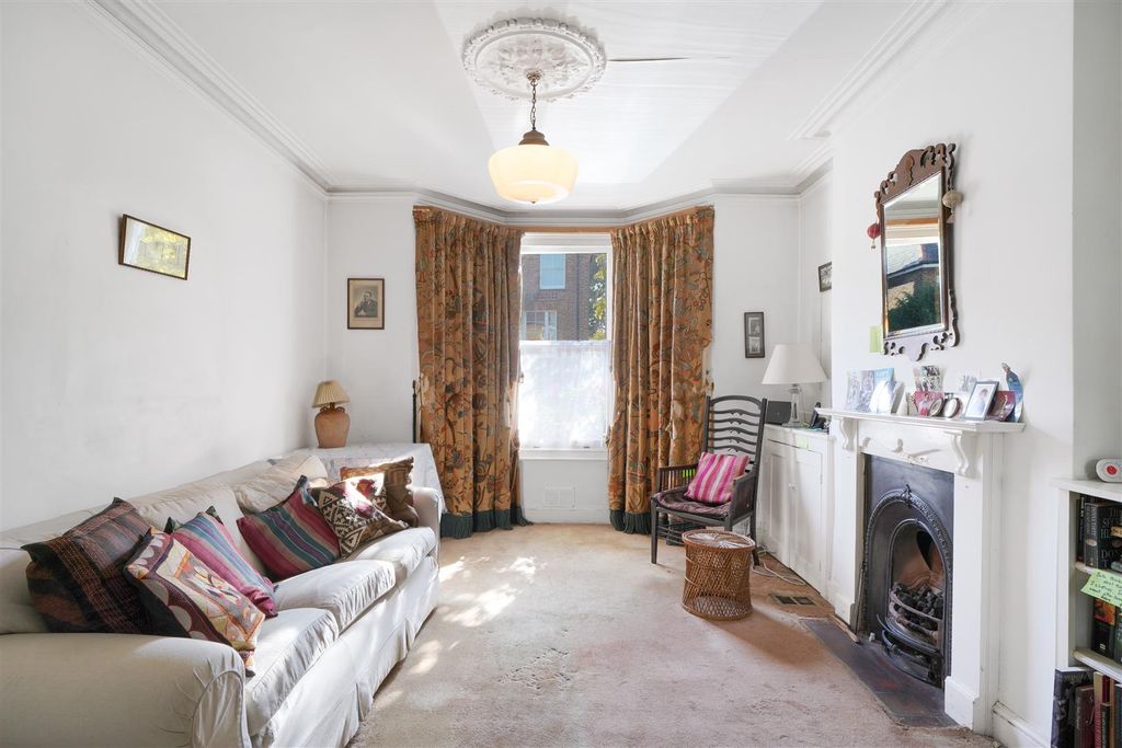 Property photo 2 of 15 Pentlow Street