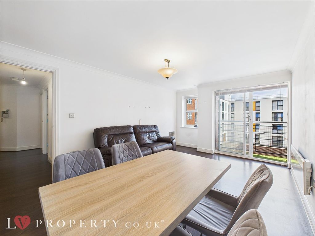 Property photo 3 of 18 Cam05016G0-Pr0074-Still004.Jpg