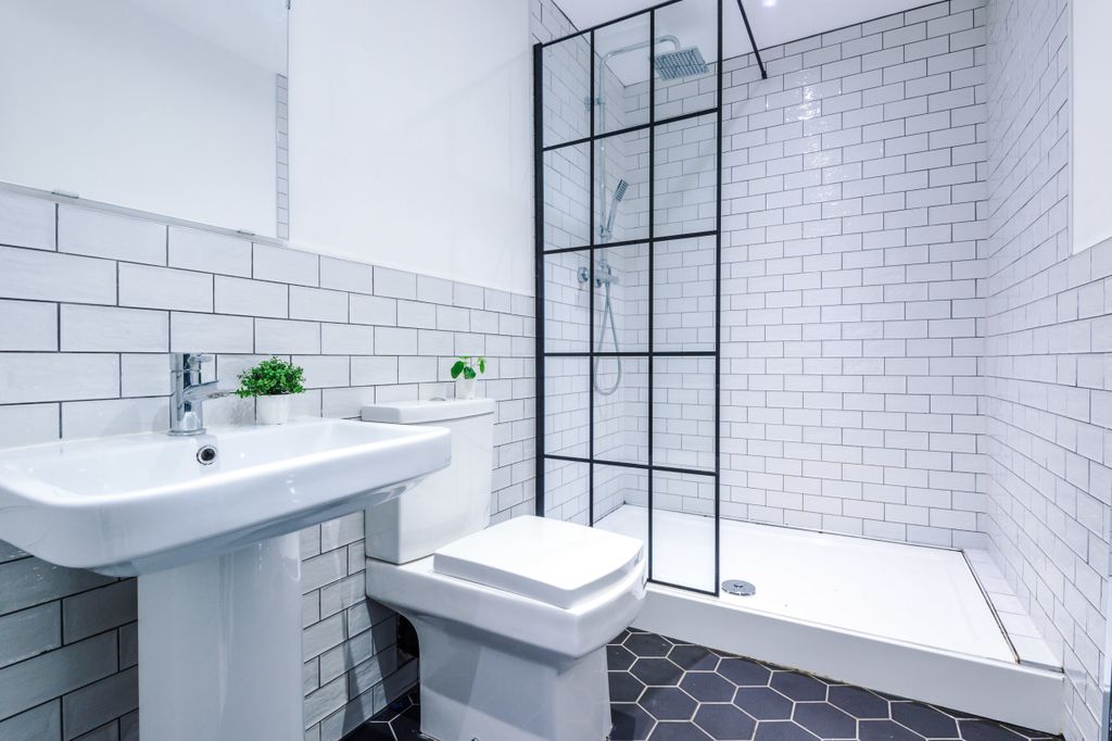 Property photo 2 of 42 70 Langton Road Bathroom 1