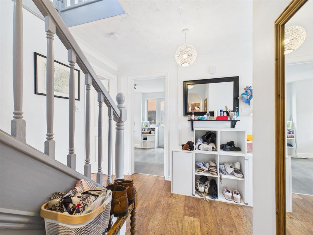 Property photo 3 of 18 Entrance Hall