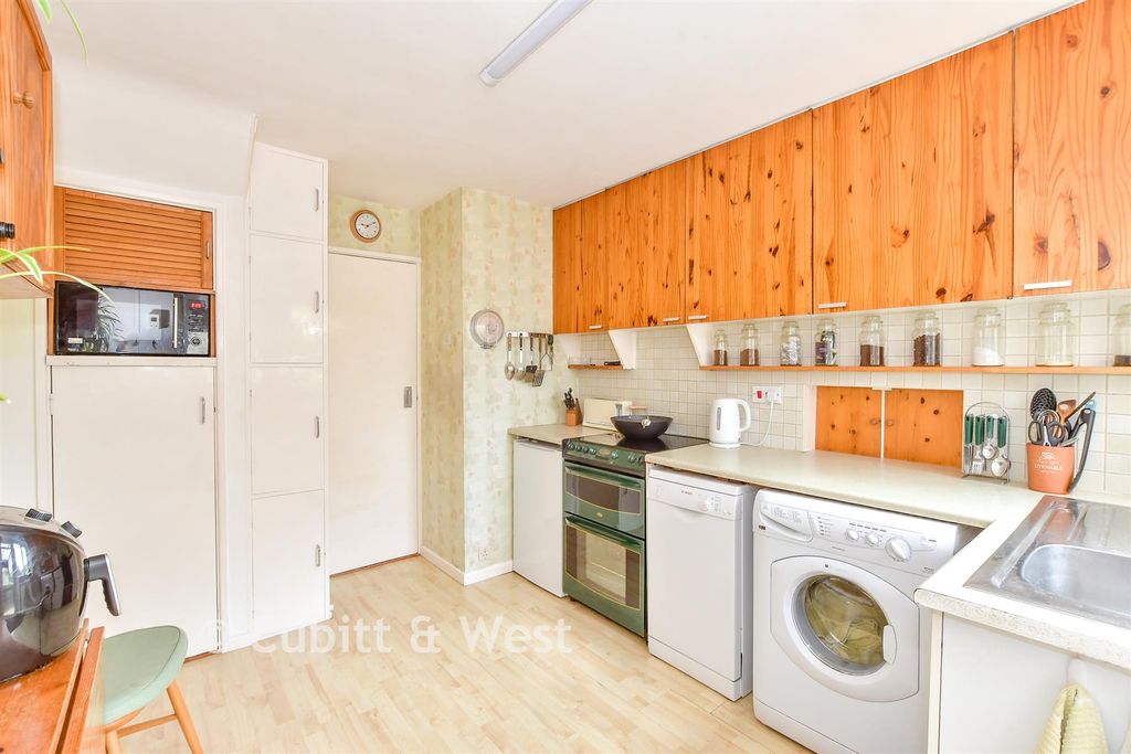Property photo 3 of 11 Kitchen