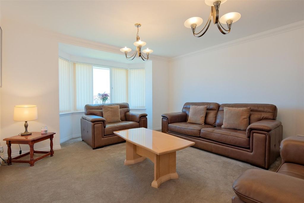 Property photo 2 of 32 Lounge