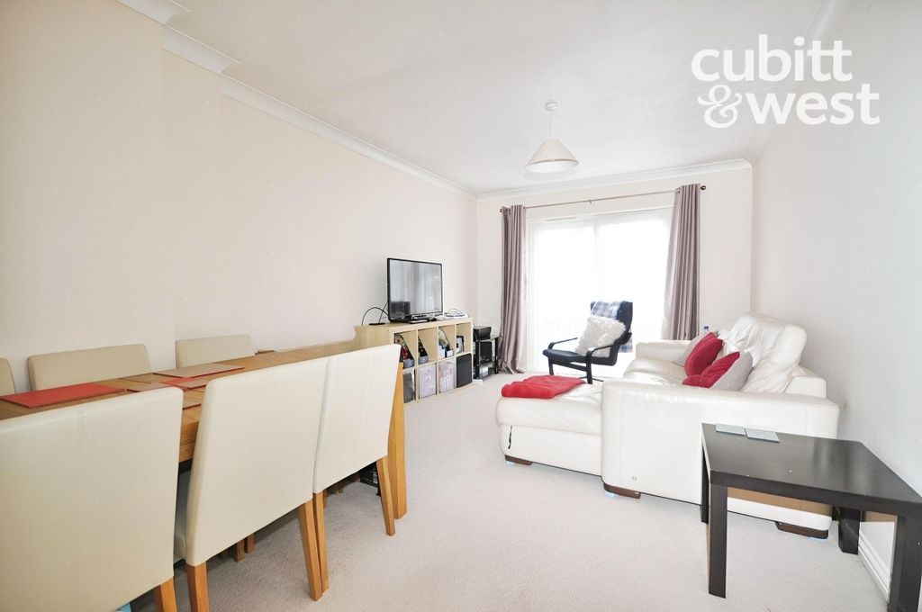 Property photo 3 of 8 Lounge