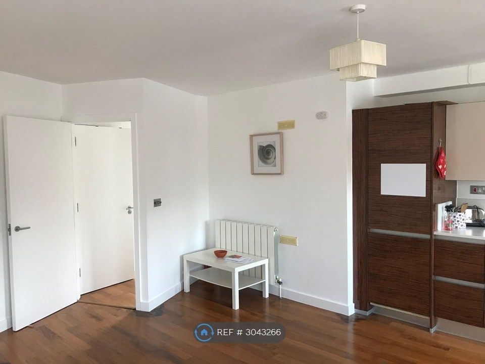 Property photo 3 of 8 Living Room/Kitchen