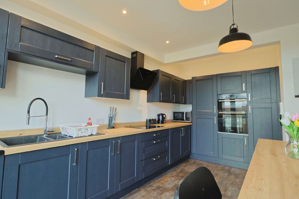 Property photo 3 of 28