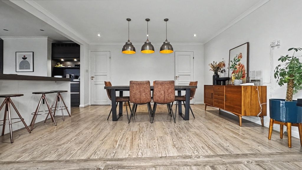 Property photo 2 of 12 Bright, Modern Open-Plan Living And Dining Space W...