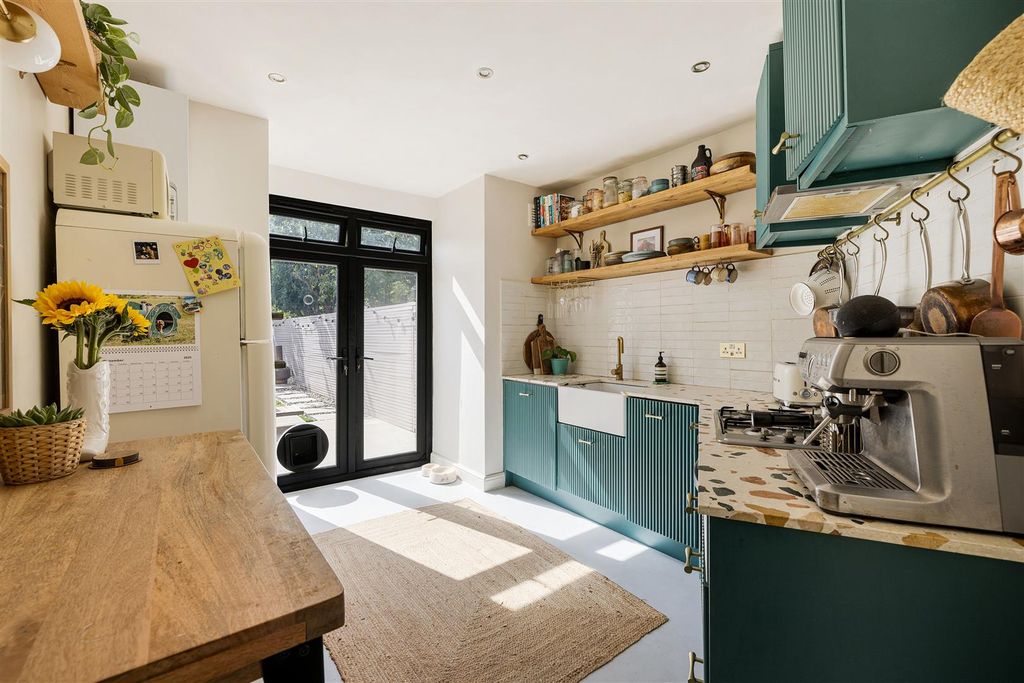 Property photo 3 of 31 Brookscroft Road, E17