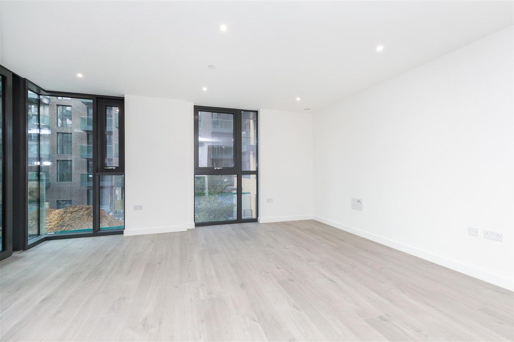 Property photo 3 of 16 185 Willowbrook House-1.Jpg