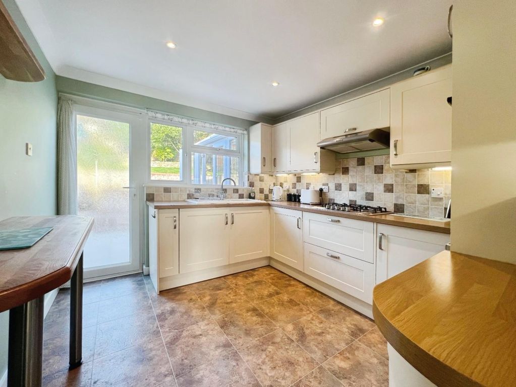 Property photo 3 of 12 Kitchen