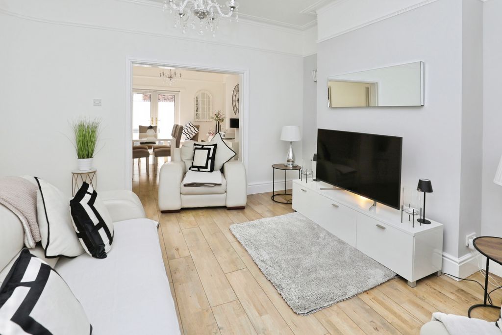 Property photo 2 of 14 Lounge