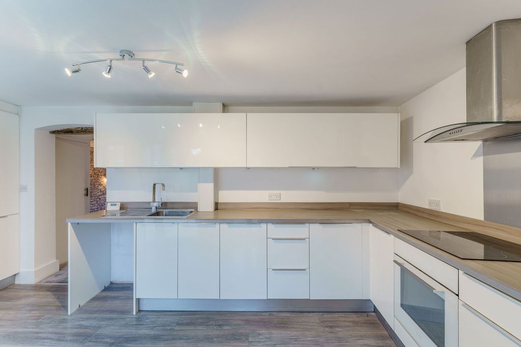 Property photo 2 of 27