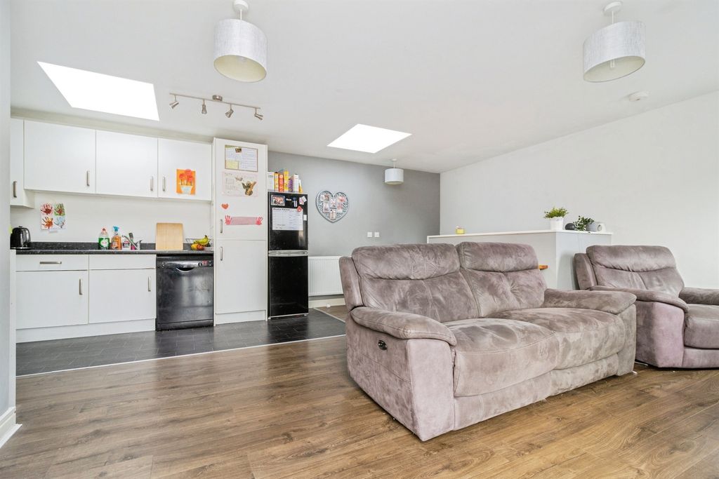 Property photo 3 of 23