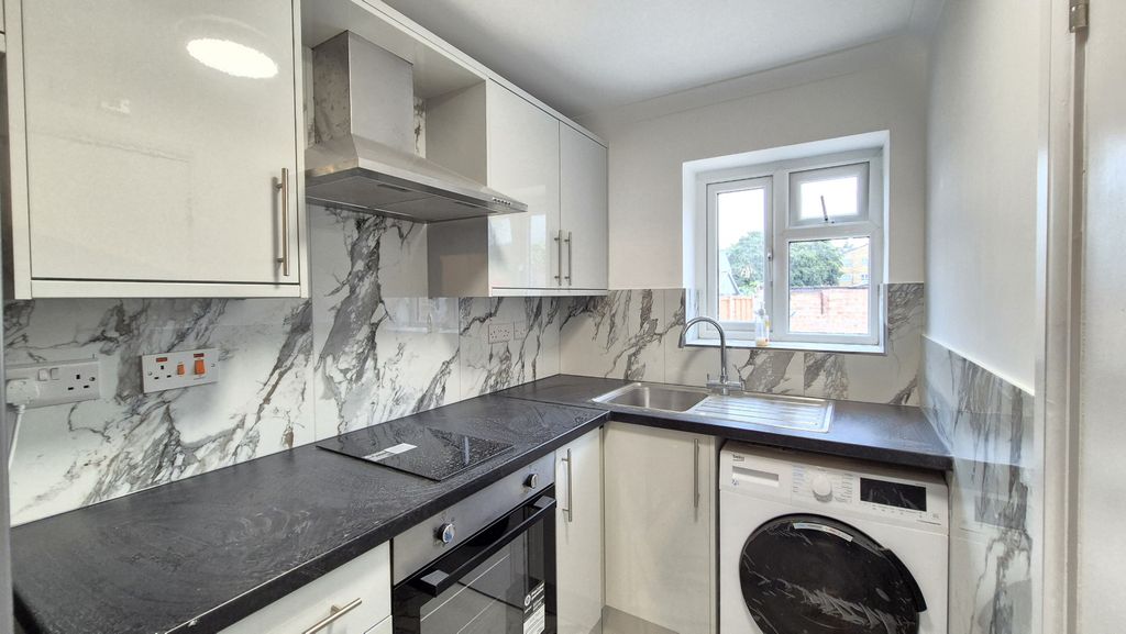 Property photo 1 of 4 Ground Floor Studio Flat