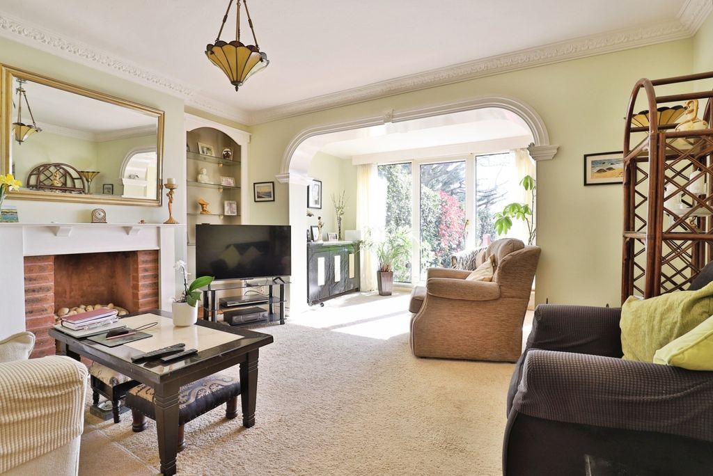 Property photo 3 of 23 Lounge