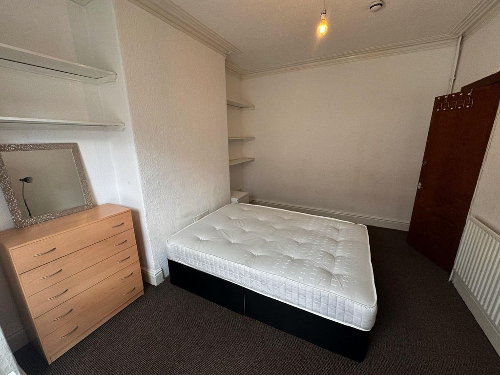 6 bed shared accommodation to rentHessle View, Leeds LS6 photo 5
