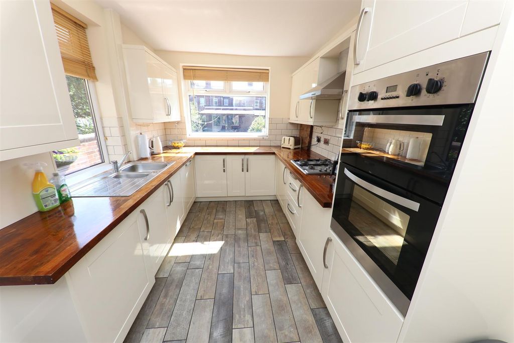 Property photo 2 of 20 Kitchen