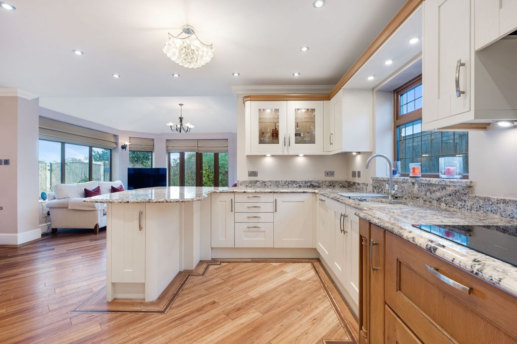 Property photo 2 of 40