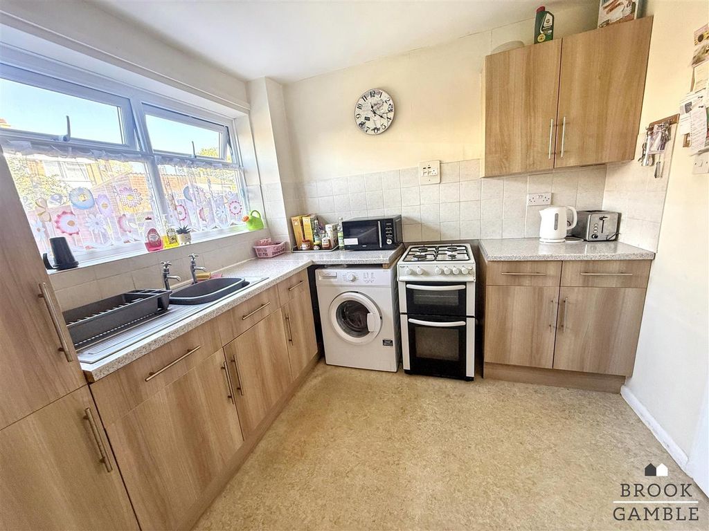 Property photo 3 of 11 01323 438506