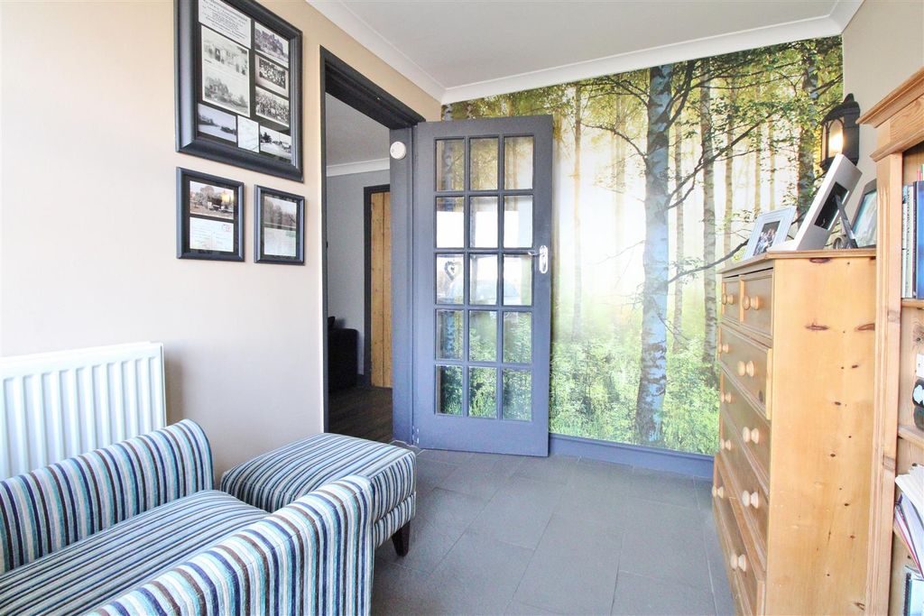 Property photo 3 of 28 Entrance Hall / Study