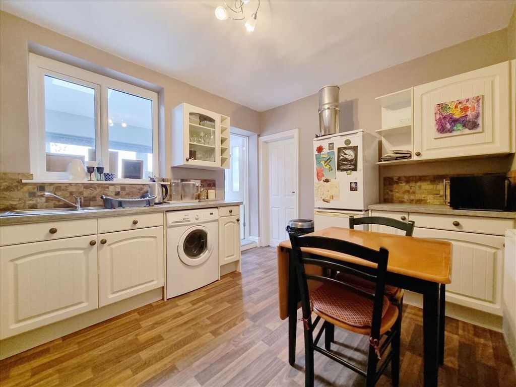 Property photo 3 of 13 Kitchen: