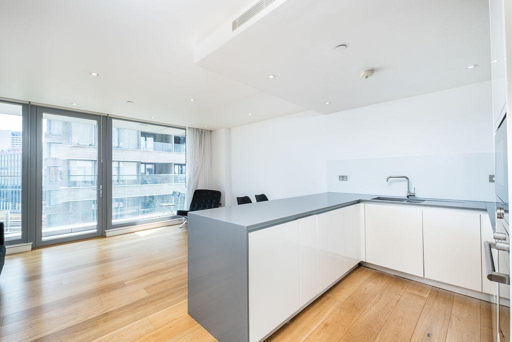 Property photo 2 of 11 Regents Wharf